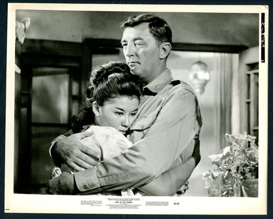 france-nuyen-robert-mitchum-in-man-in-the